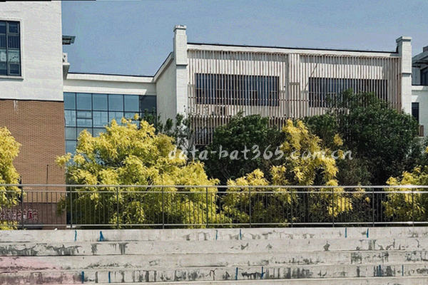 电脑端登录界面示意：深色背景中的浏览器窗口与数据面板抽象
